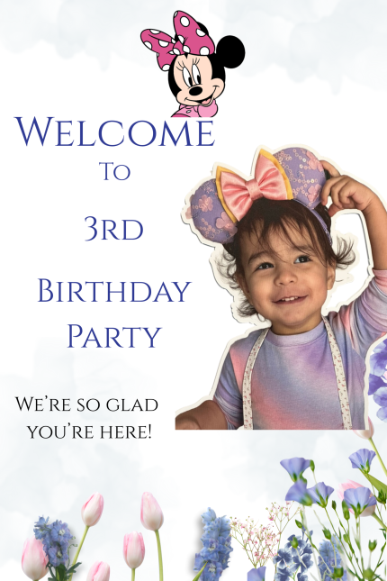 Mouse-inspired girls birthday welcome sign with floral party décor